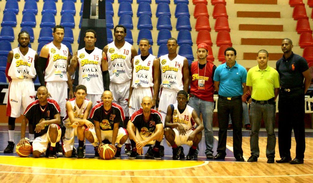 Equipo del San Sebastián que disputara la final del Básquet de Moca frente a La Cancha